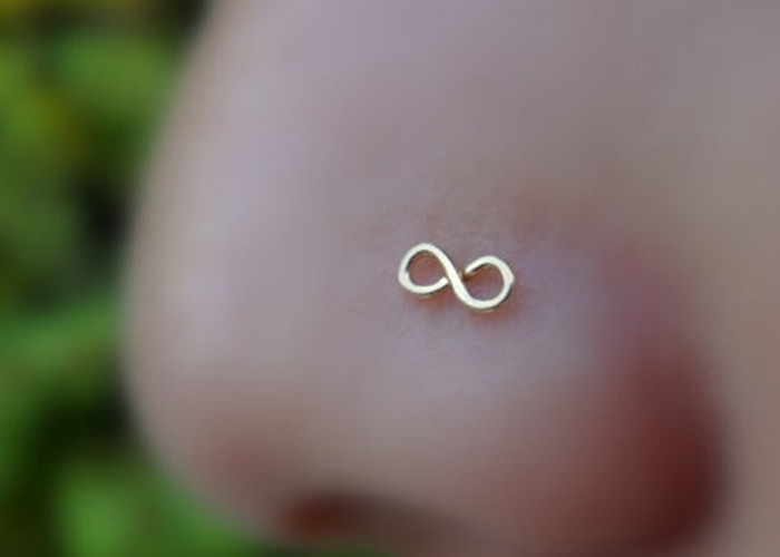 Flower Shape 18k Gold Diamond Nose Stud With 1.5mm 0.07ct 4 Pieces Genuine Diamonds