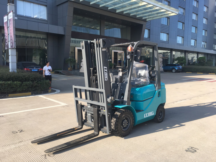 Dual Fuel LPG Forklift Truck 1.5 Ton Container Lifting Equipment For Docks