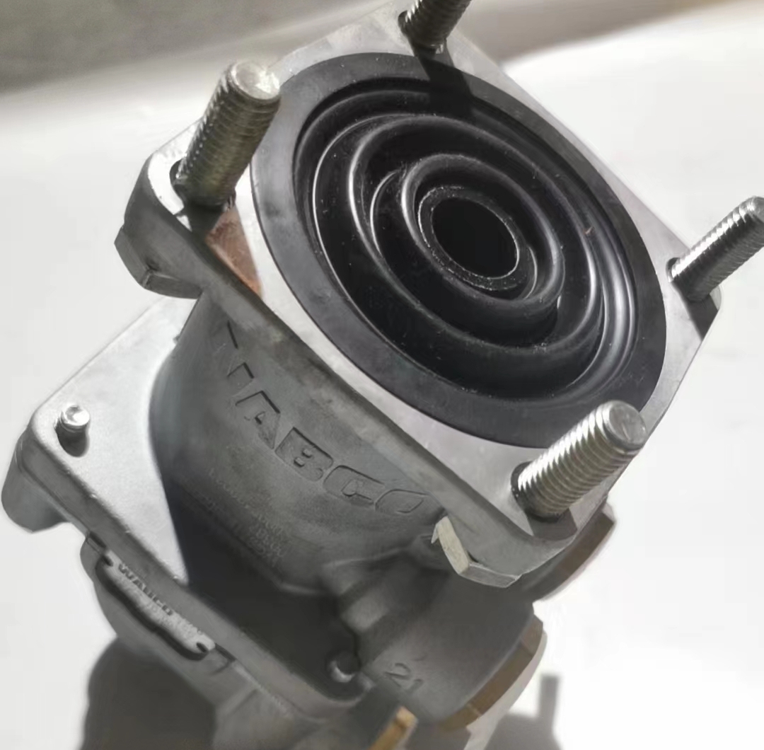 Heavy Duty Truck Howo Truck Parts Foot Brake Valve Brake Master Cylinder 6 Holes WG9719360005/6