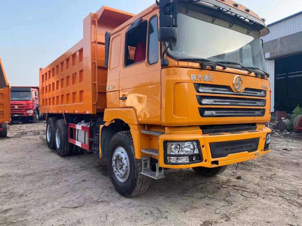 8L Engine Capacity Heavy Duty Shacman F3000 Dump Truck for Loading Build Materials
