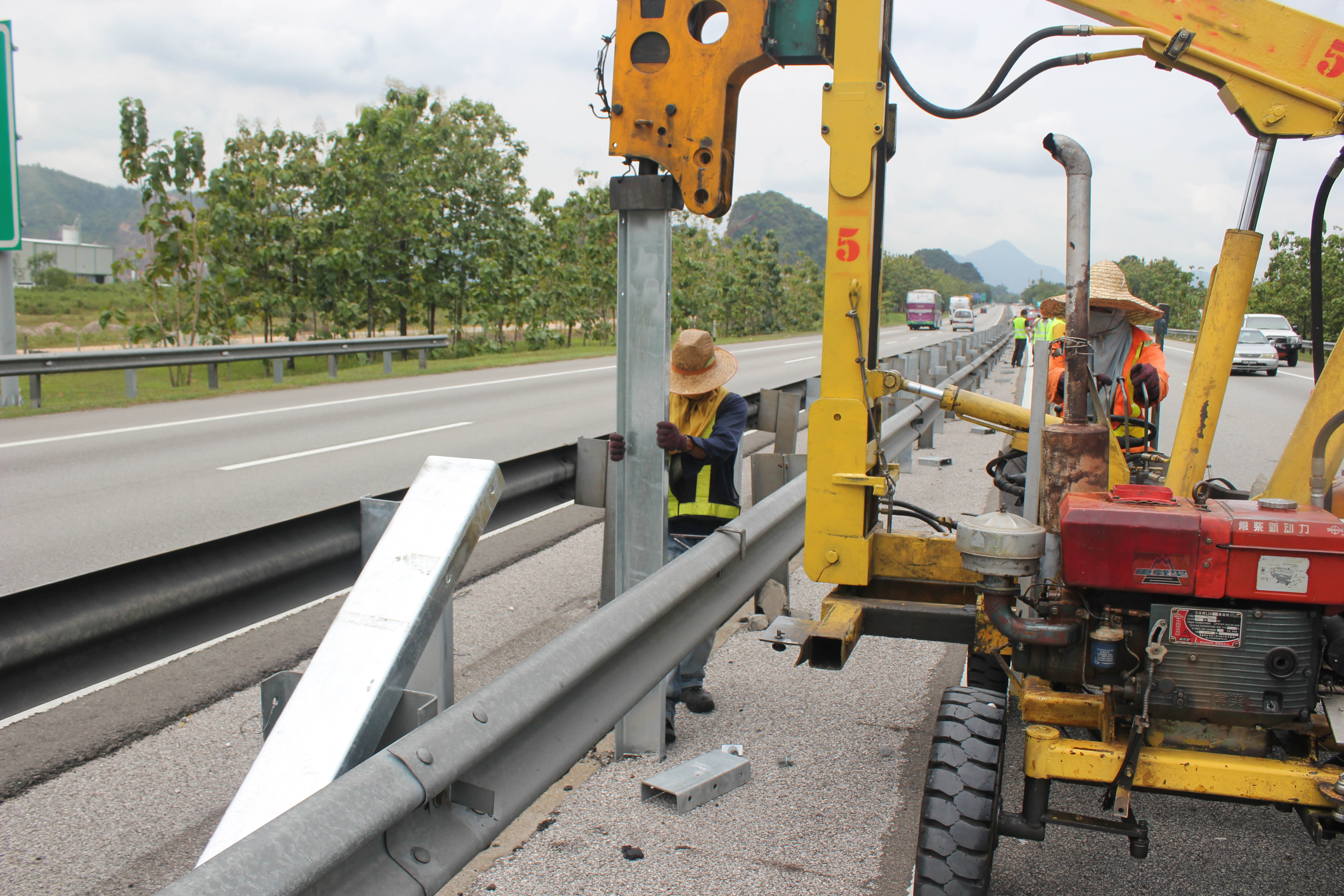 CE Highway Guardrail Pile Driver Machine Hydrualic For Drilling