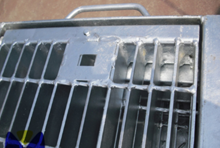 Hot Dip Galvanized Pig Farm Equipment Iron / Steel Farm Gates Anti Corrosion