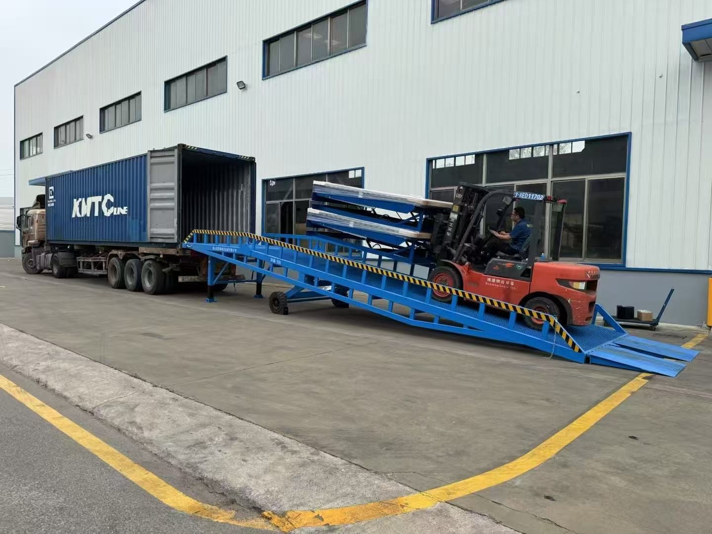 380V 25000 Capacity Hydraulic Smart And Safe Design Dock Leveler