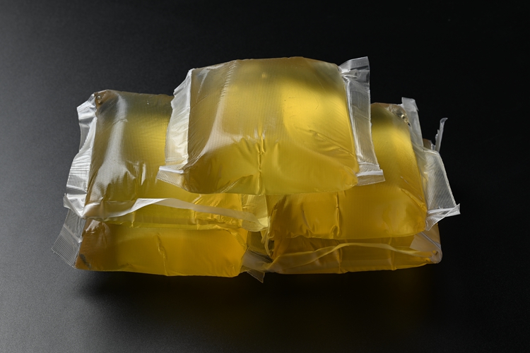 Yellow 4253-34-3 Pressure Sensitive Releasable Adhesive For Plastic Courier Bag