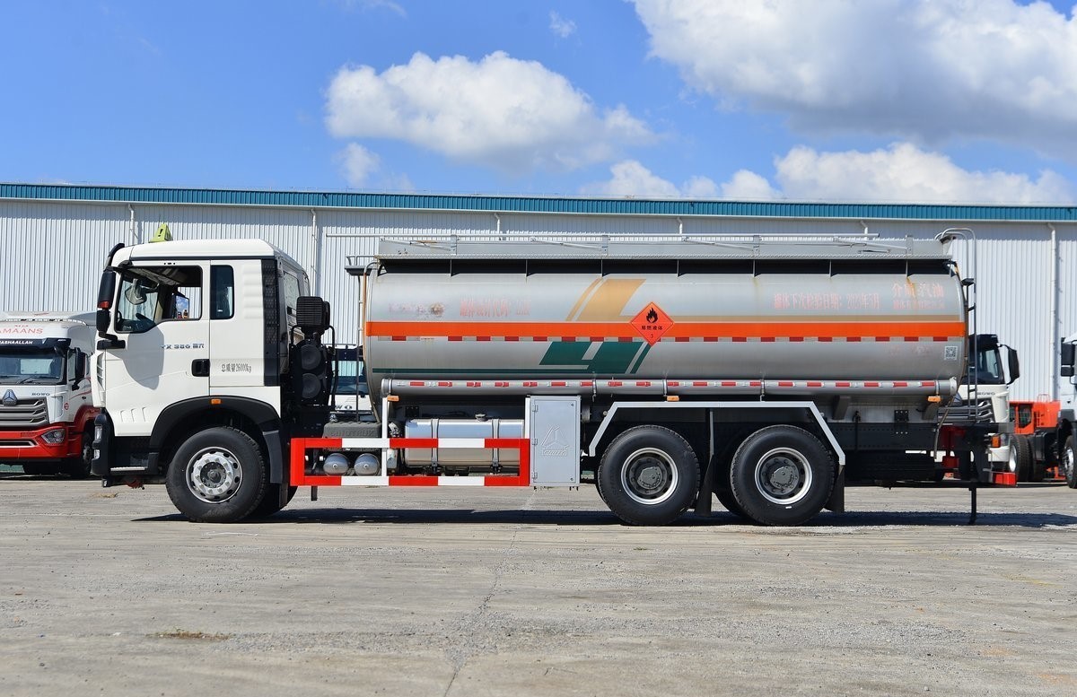 Howo Oil Tank Trucks For Rural Fuel Delivery Oil Tanker Trailer 30cube