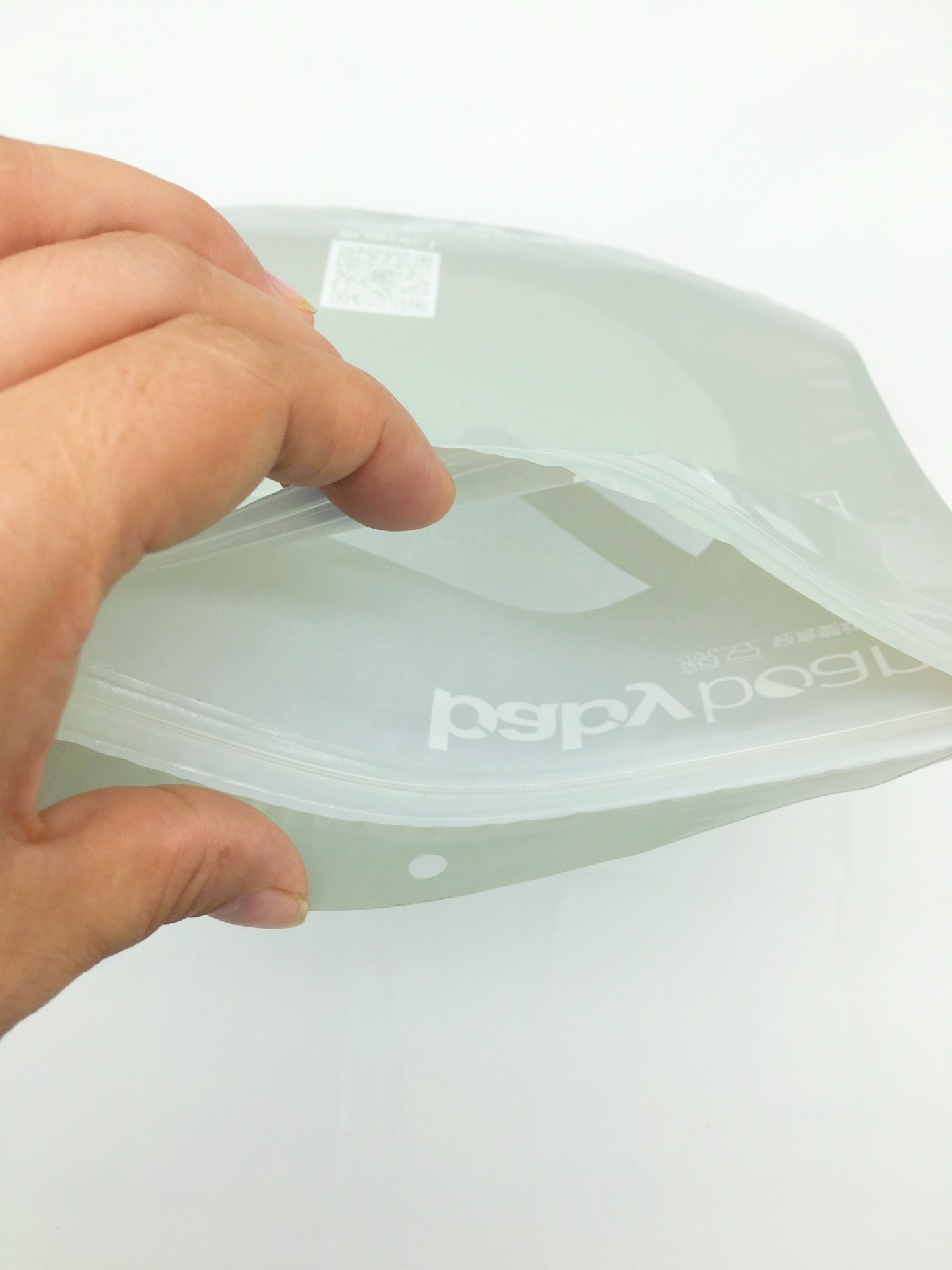 Children 'S Clothing Gray Laminated Polypropylene Bags And Hangers / Transparent Windows