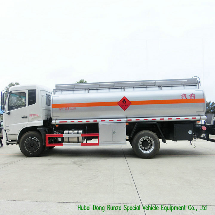 Large Capacity Oil Tanker Truck , Fuel Delivery Tankers With DFA Chassis