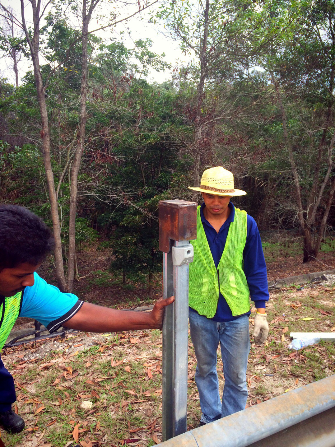Roadway Safety Steel Corrugated Beam Highway Guardrail Z Post ISO9001 2000 Certified