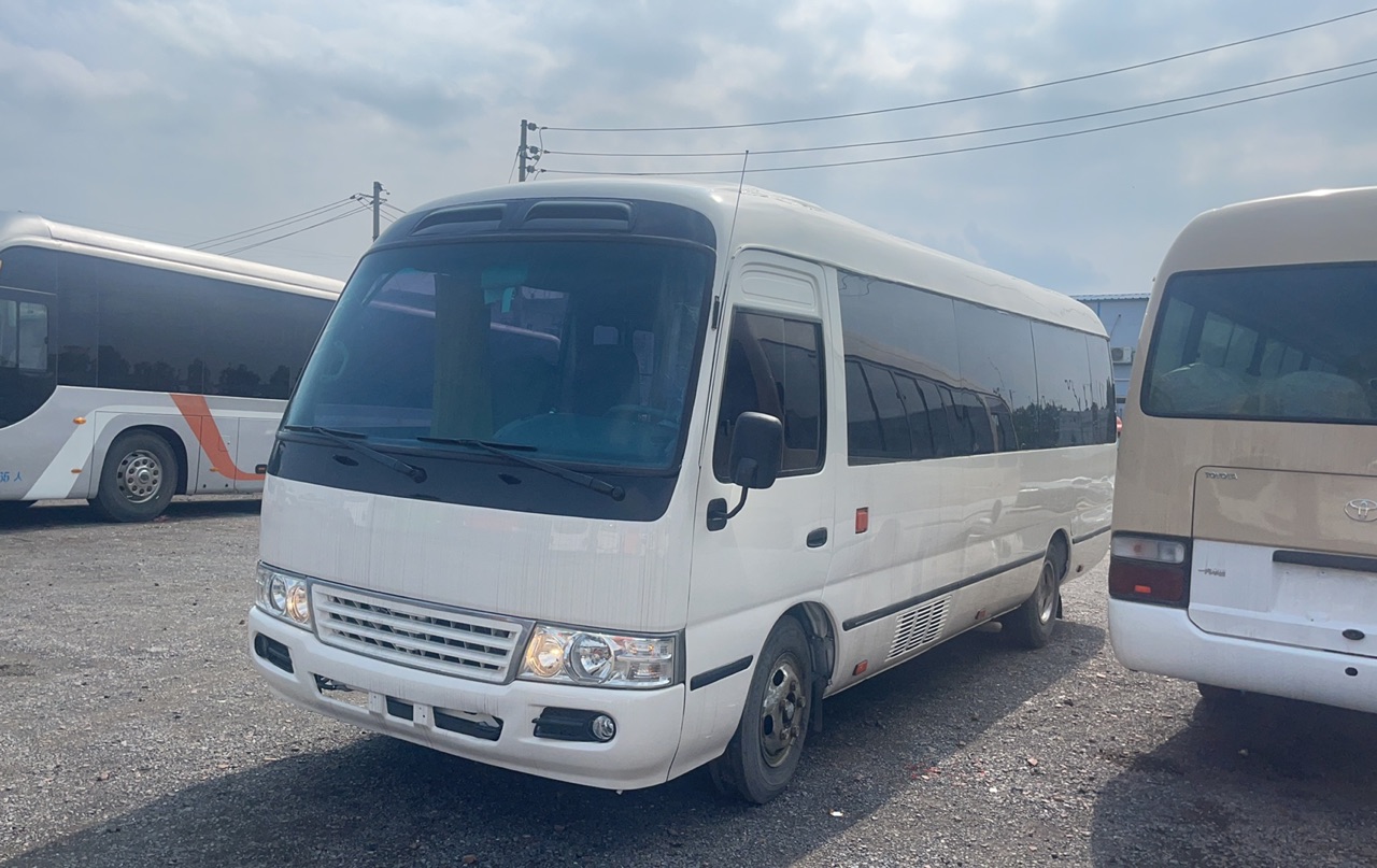 Tire 7.00R16 Toyota Coaster 29 Seats Sliding Windows Bus with Manual Transmission