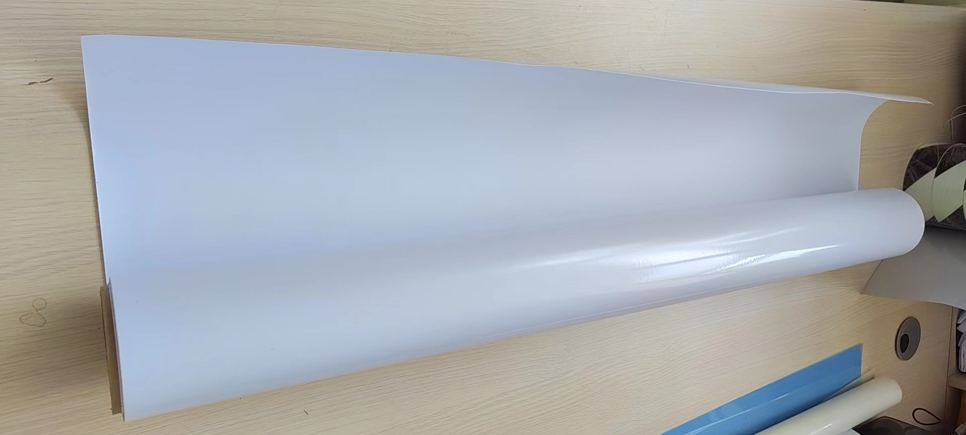 Outdoor different thickness of PVC white solvent adhesive vinyl sticker roll