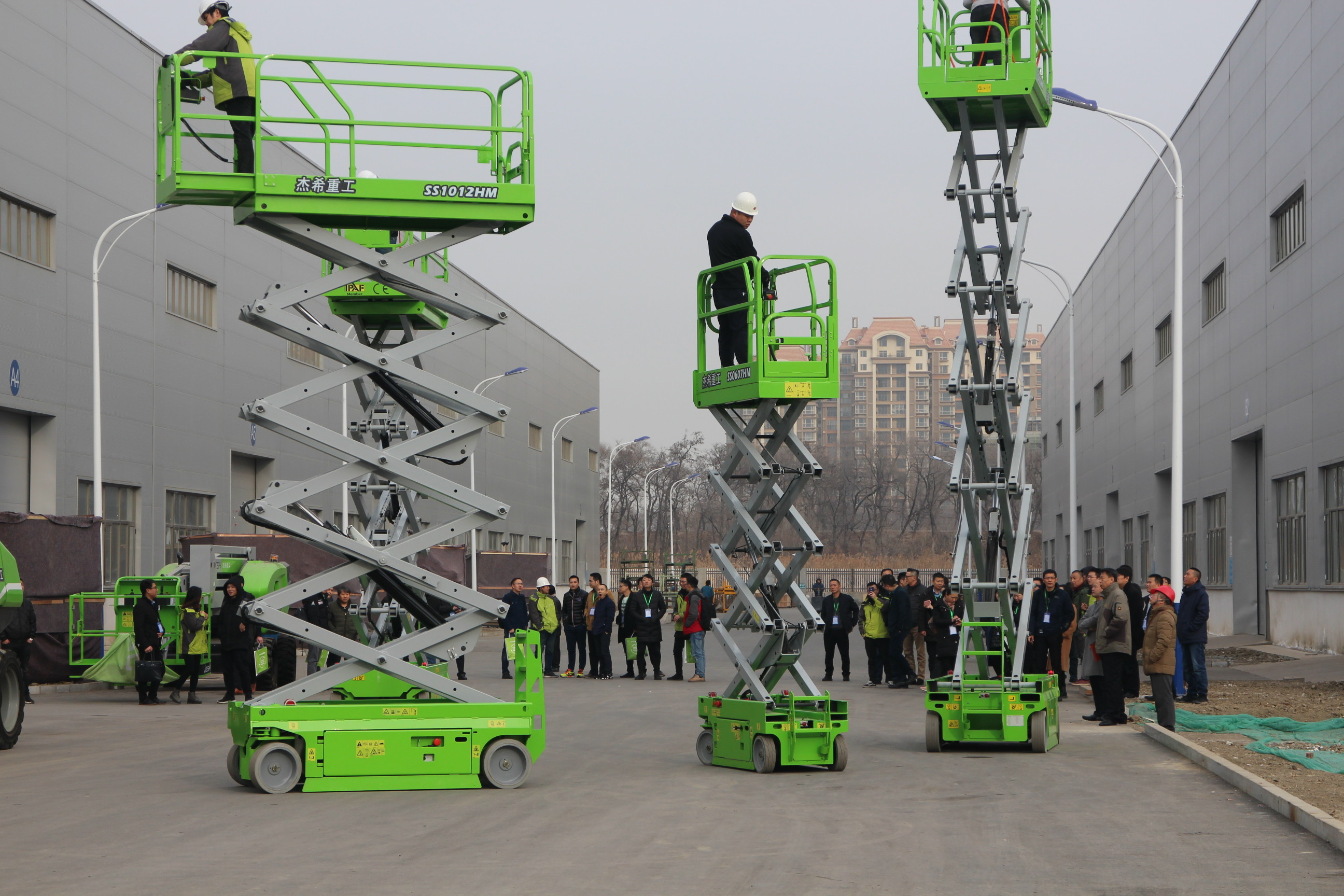 22' Mobile Aerial Scissor Lift For Ship Maintenance And Warehouse
