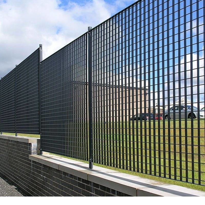 Welded steel grating for fence