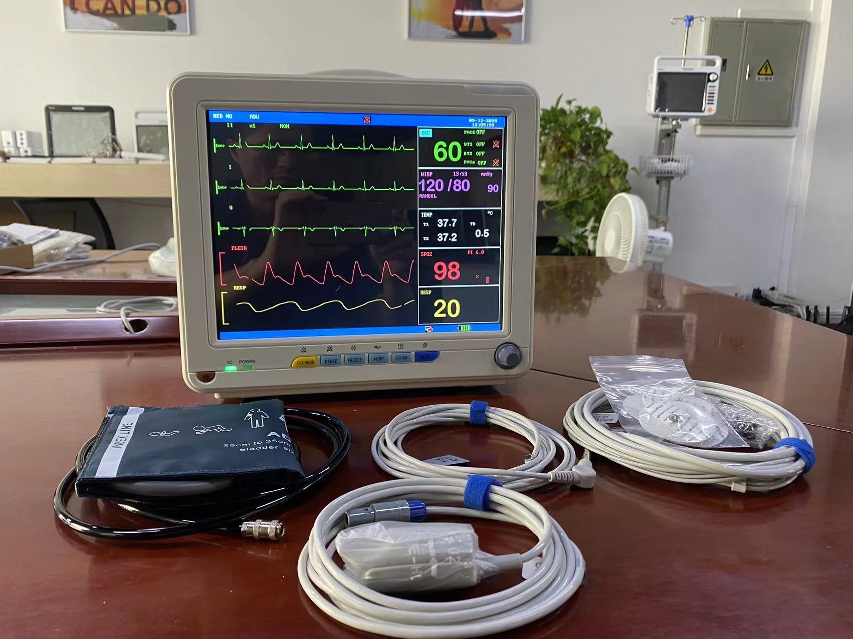 TFT LCD Medical Electronic Vital Signs Monitor With ECG SPO2 NIBP And Temp Measurement