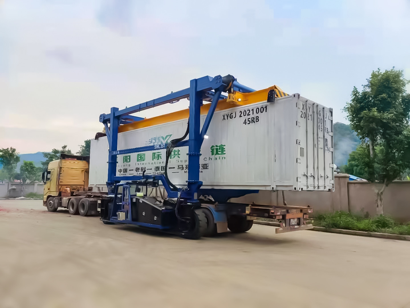 60T Straddle Carrier Container Handling Car Energy Storage Tanks Carrier Material Handling