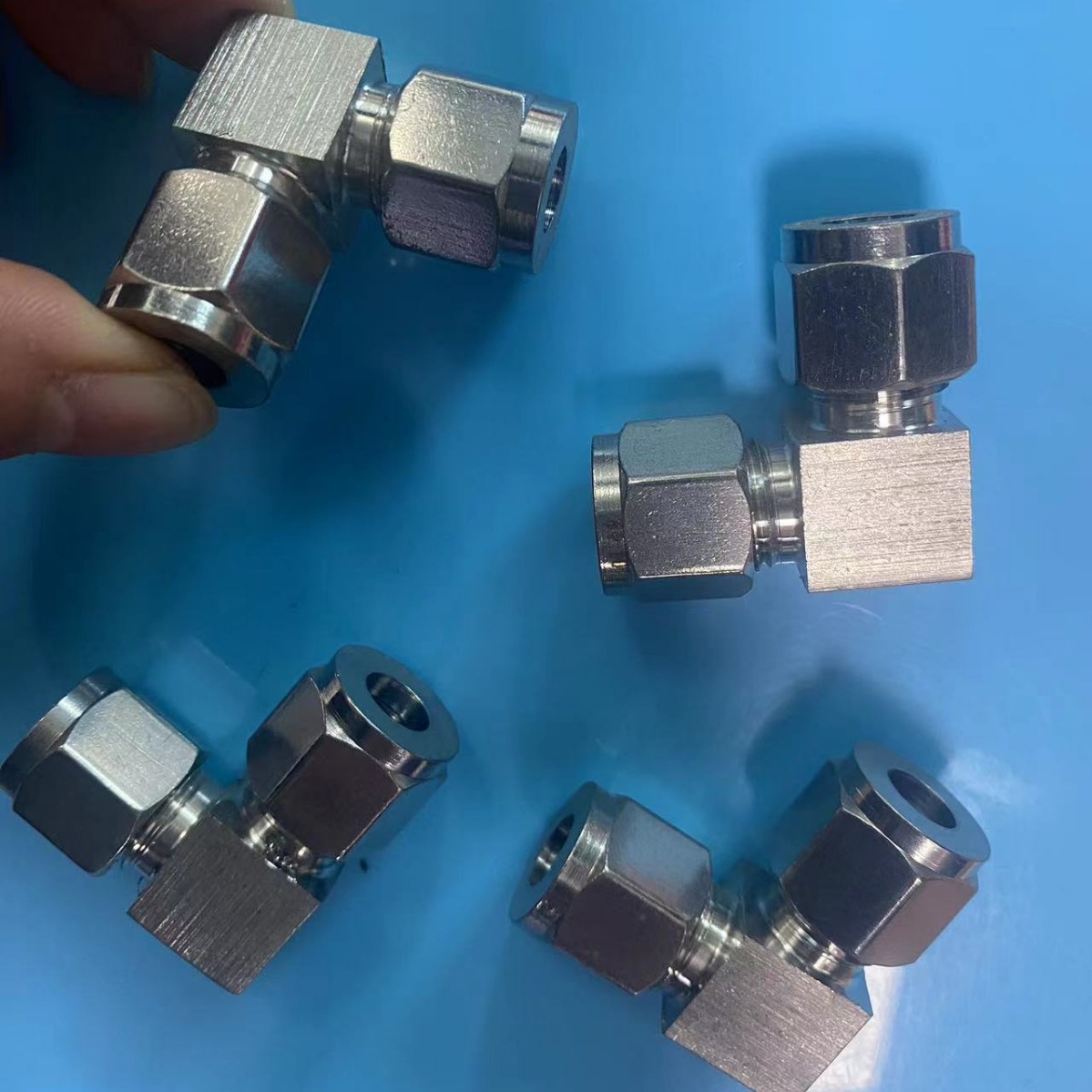 304/316 Stainless Steel Double Ferrule Compression Tube Fittings Elbow for Liquid Medium 1 Piece MOQ Customized Color