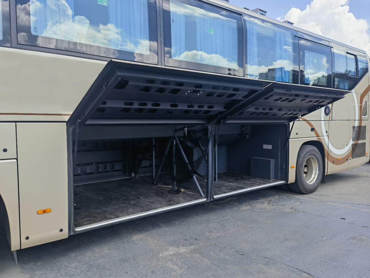 Euro 6 Double Door Used Commercial Buses with Extra Large Luggage Warehouse