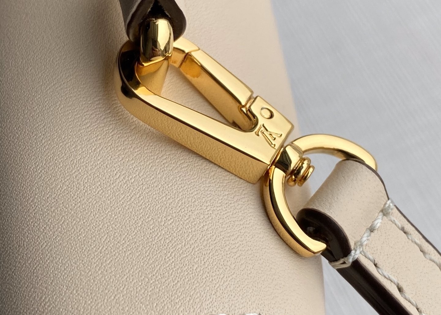 Women'S Black Handhold Luxury Bucket Bag With Lock Catch