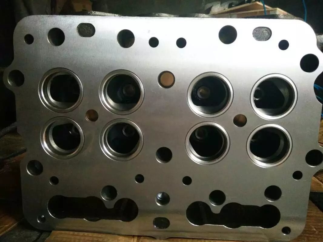 4915442 3041993 Cylinder Head for Cummins NTA855 Diesel Engine