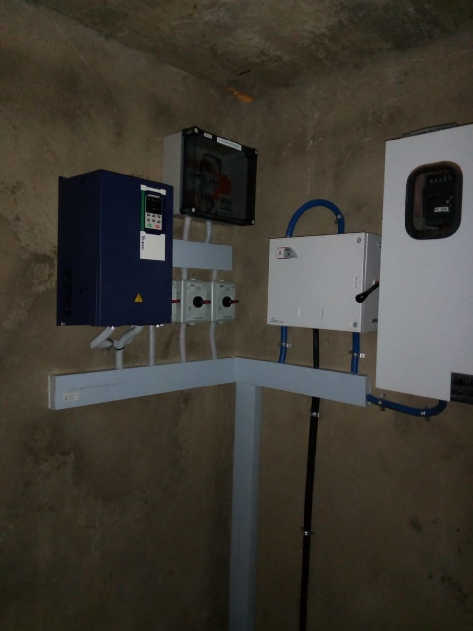 IP20 380V 2200w 3HP Single Phase Solar Pump Inverter With High Efficiency MPPT