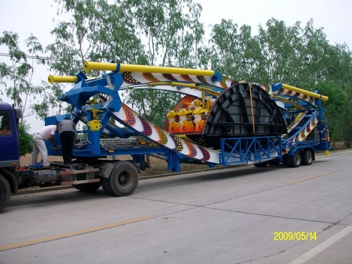 Compact Design Trailer Mounted Rides With UFO Turntable And Sliding Track