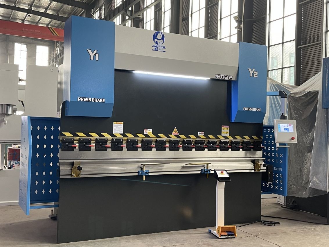 2500mm Hydraulic CNC Press Brake Metal Shelf Bending Folding Machine 160T Servo Motor