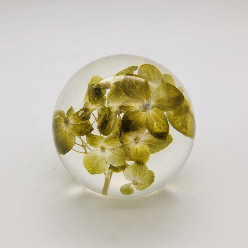 China source manufacturer of resin balls with real dry flower inside solid clear epoxy resin ball supplier