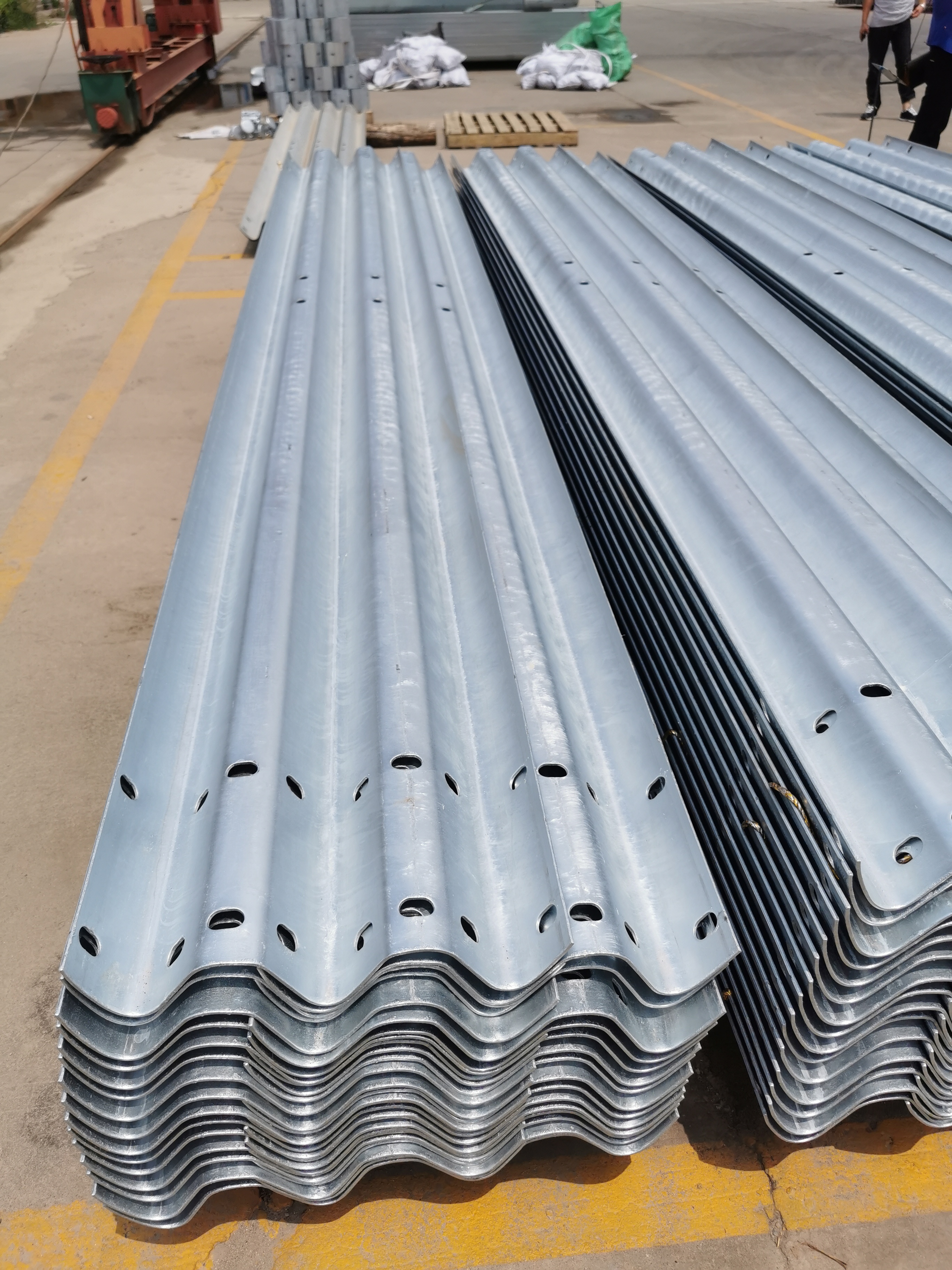 Q235 Q345 Hot Dip Galvanized Guardrail R End Wings for Highway in Customized Colors