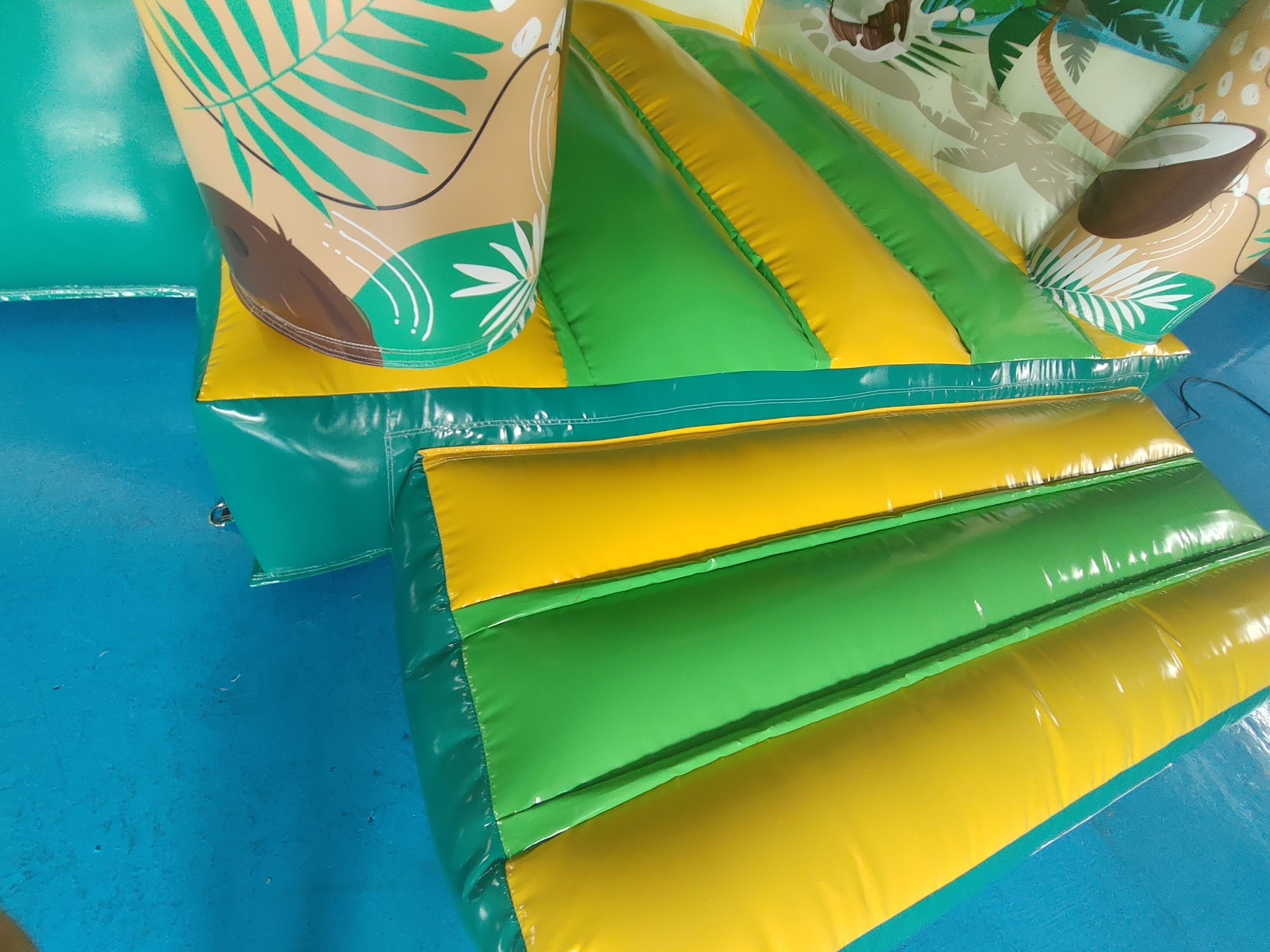 Commercial Grade Inflatable Combo Coconut Tree Sandbeach Inflatable Bouncy House With Slide Jumping Castle For Sale