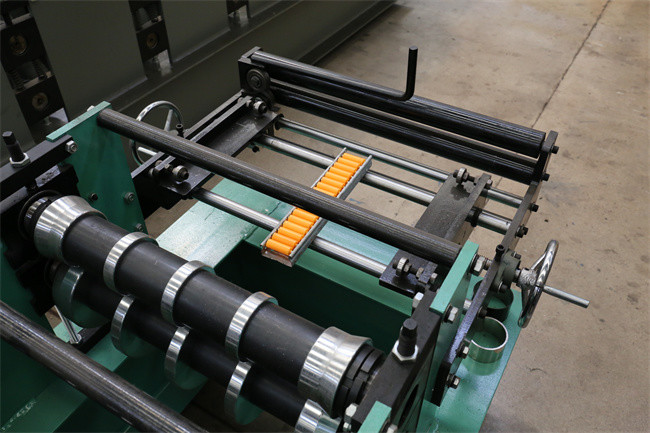 Customized Roof Ridge Cap Roll Forming Machine 610mm-1220mm Feeding Width