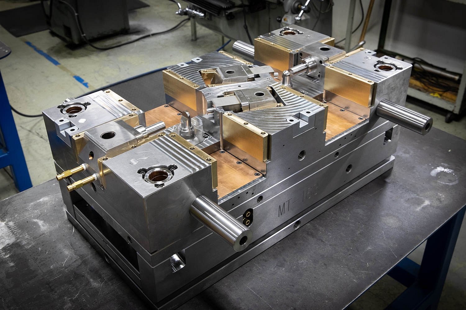 Polished Plastics Injection Mold With LKM Local Standard & PANTONE877 U