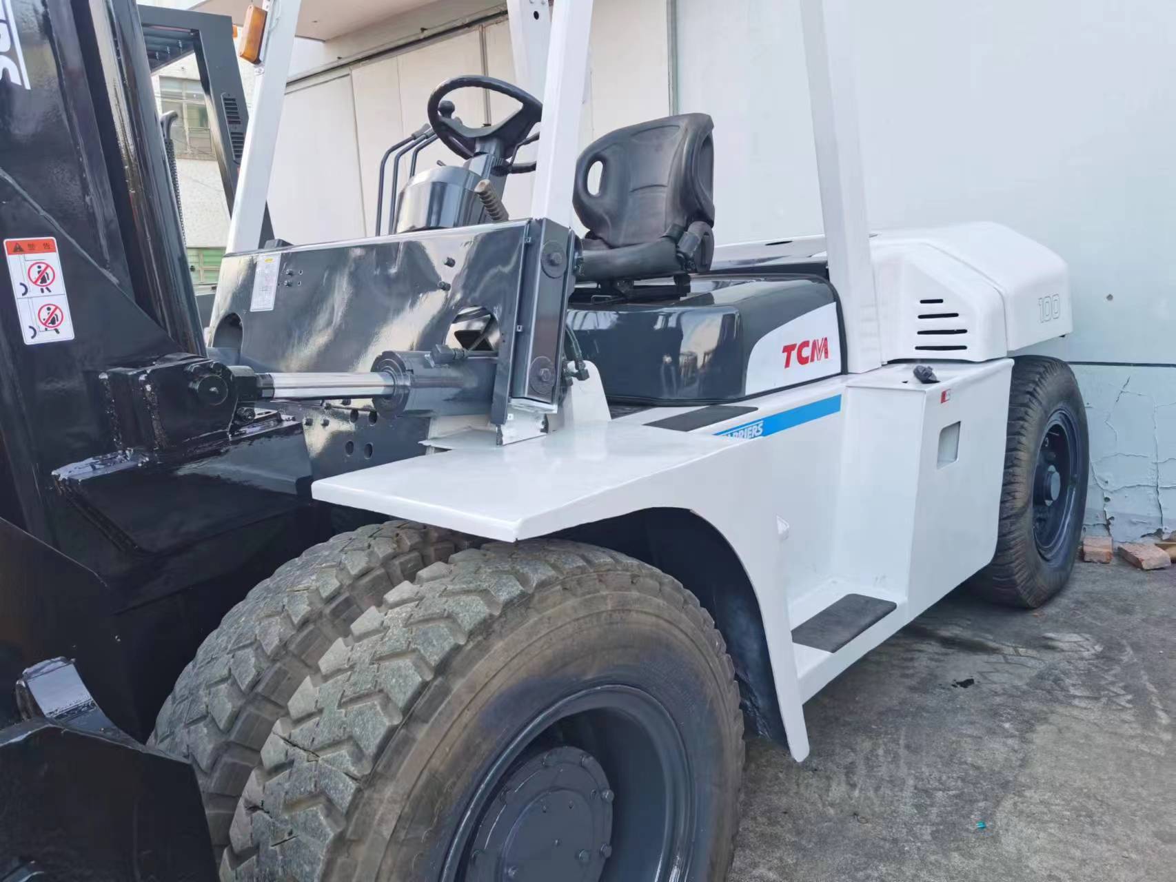 10 Ton TCM Diesel Forklift in Japan with 2 Stage Mast