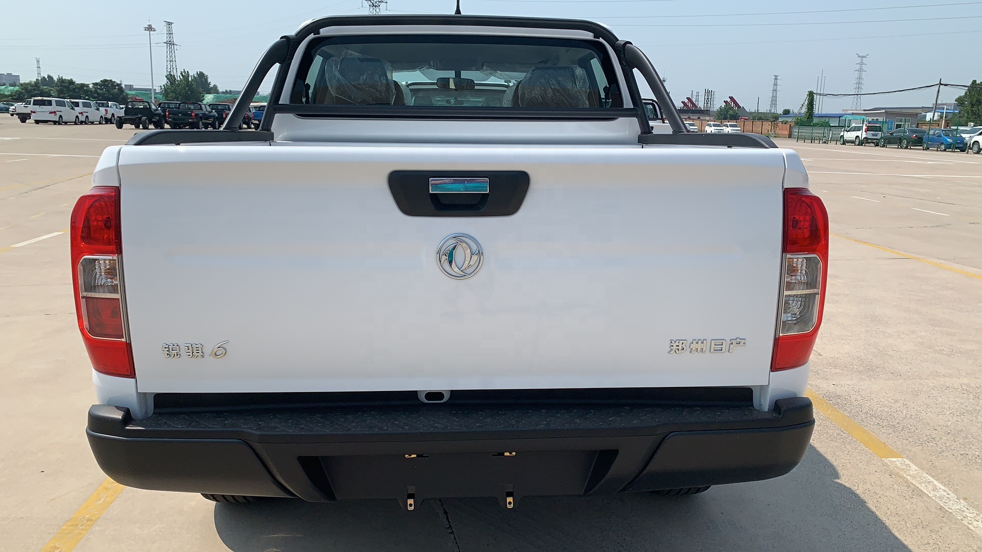 Non-integrated Body DFAC 4WD 2T Civilian Pickup Cargo Truck with Diesel Gasoline Engine