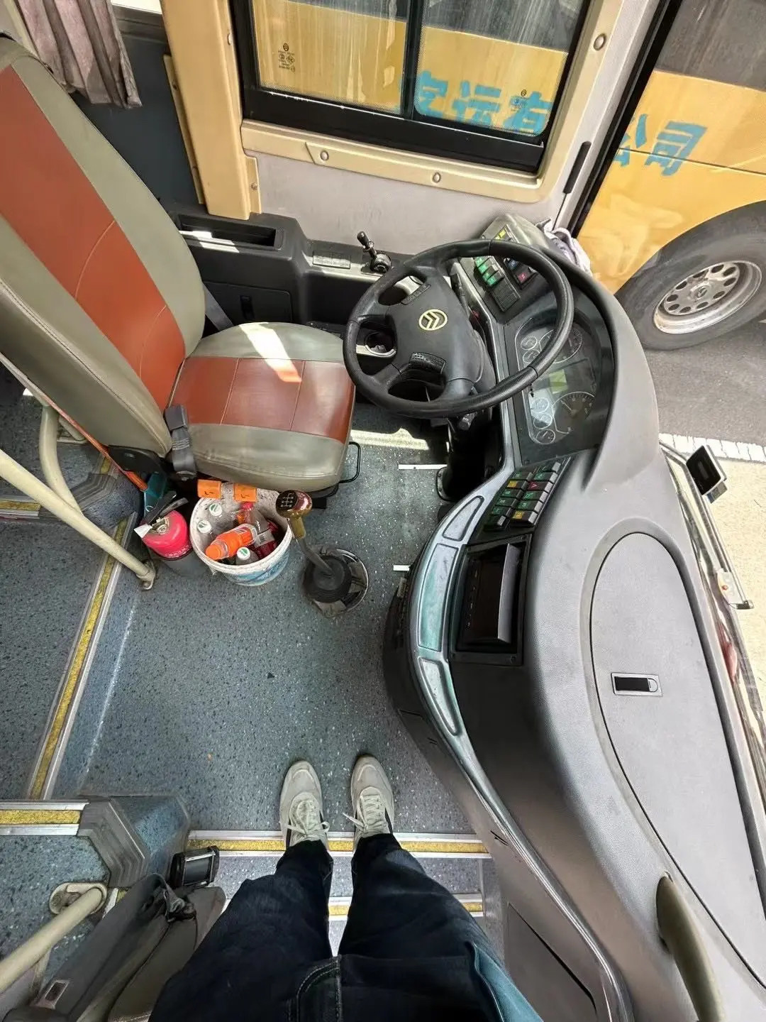 Second-Hand Luxury Bus 39 Seats Gold Color Euro 4 Yuchai Engine Golden Dragon Bus XML6907