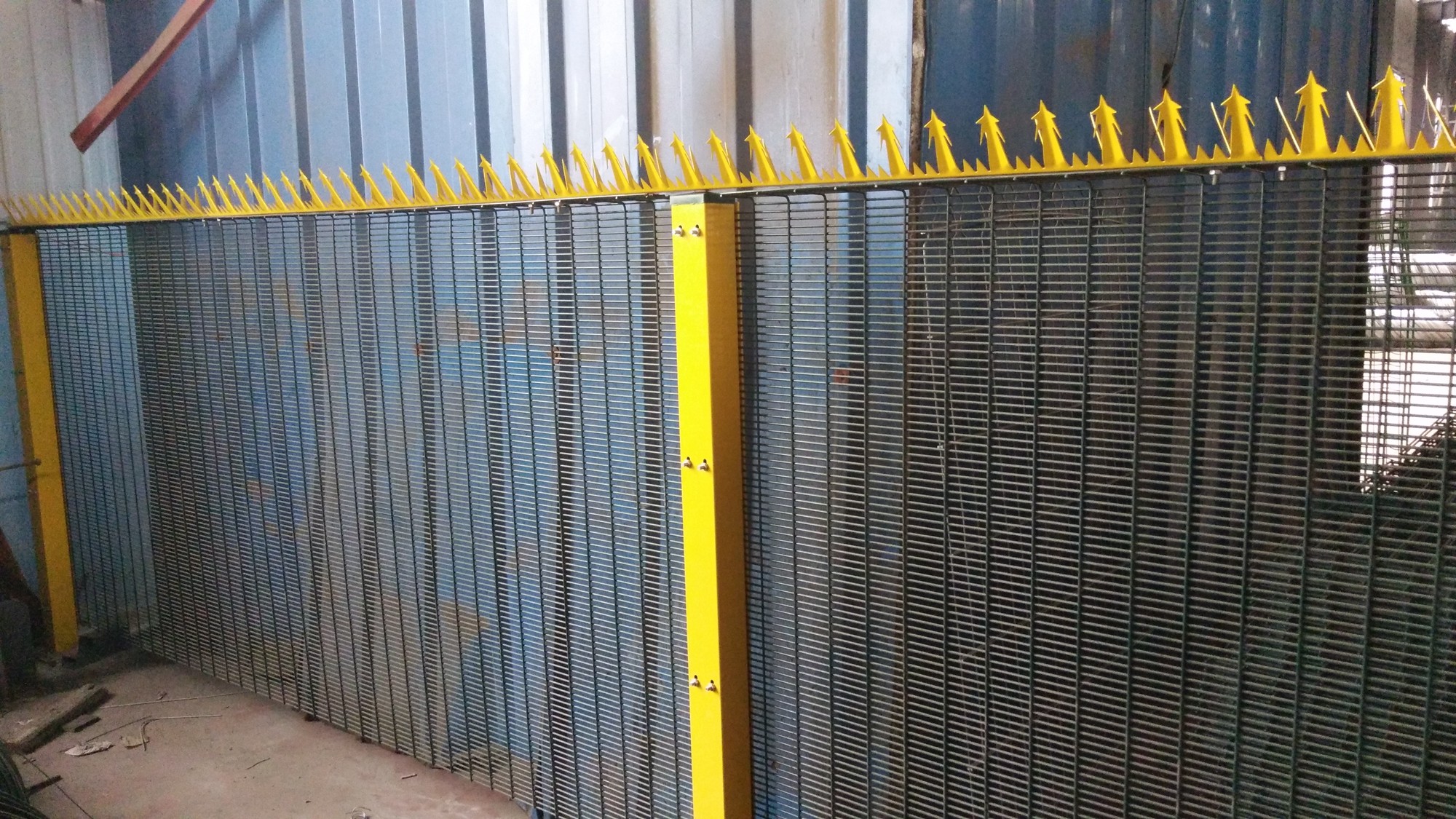 Powder Coated Galvanized Anti Climb Security Fencing 2.4m 358 Mesh