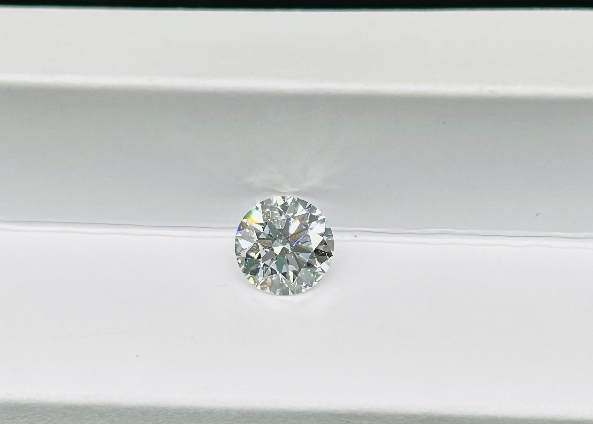 Highly Modified Lab Created White Diamonds Round Non Fluorescence
