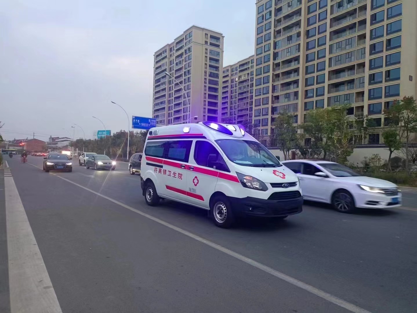 6 Seats Diesel Medium Duty Ambulance Emergency Monitoring Ford V362 Transit Van Ambulance