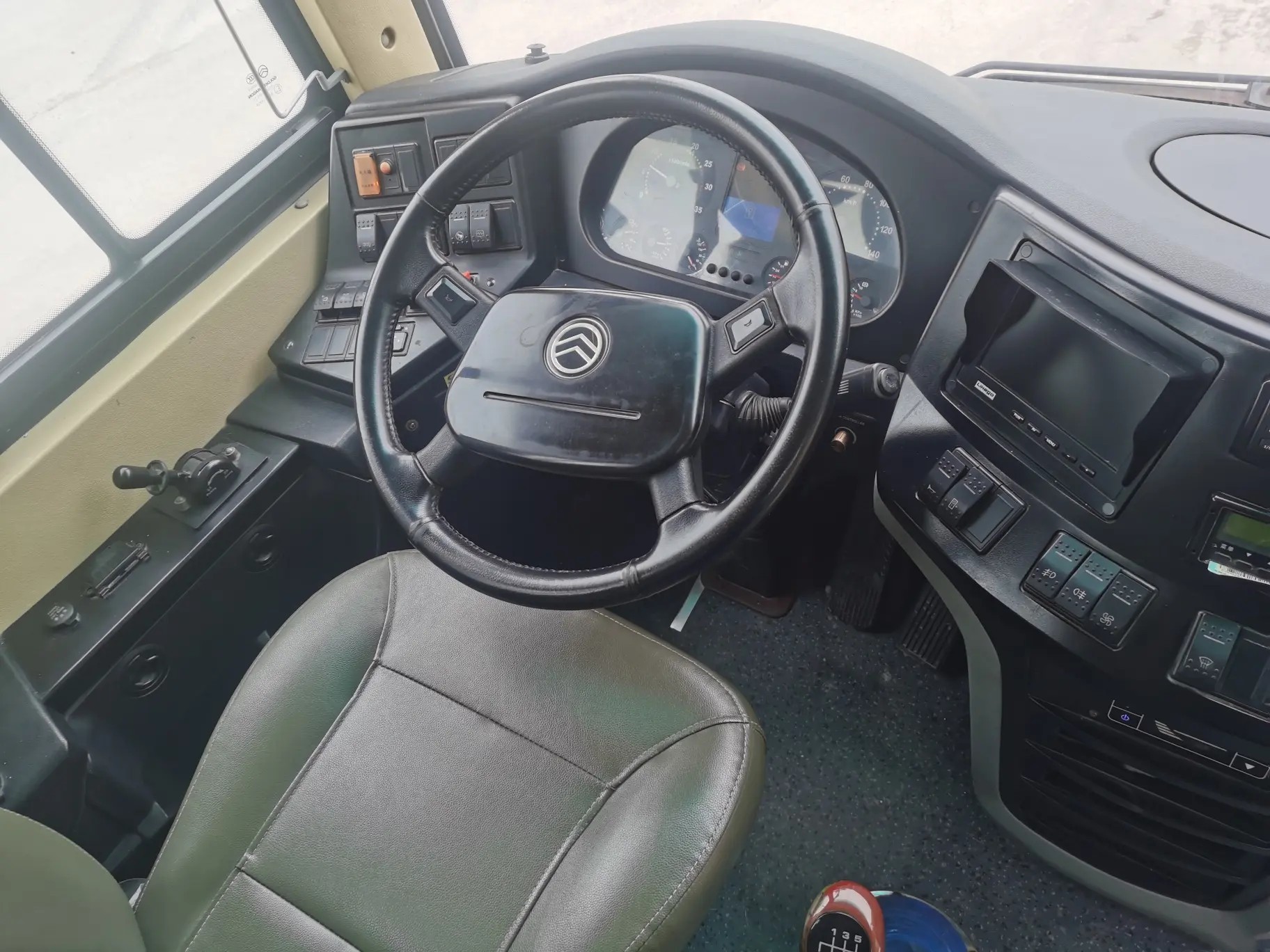 Diesel Engine Bus 50 Seats Weichai Engine 245hp Used Golden Dragon XML6112 Leaf Spring Single Door With A/C