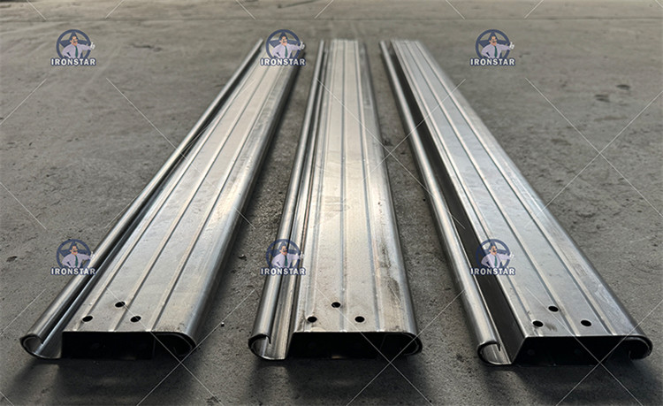 100mm sandwich rolling shutter door roll forming machine in Saudi Arabia olling shutter strip making machine