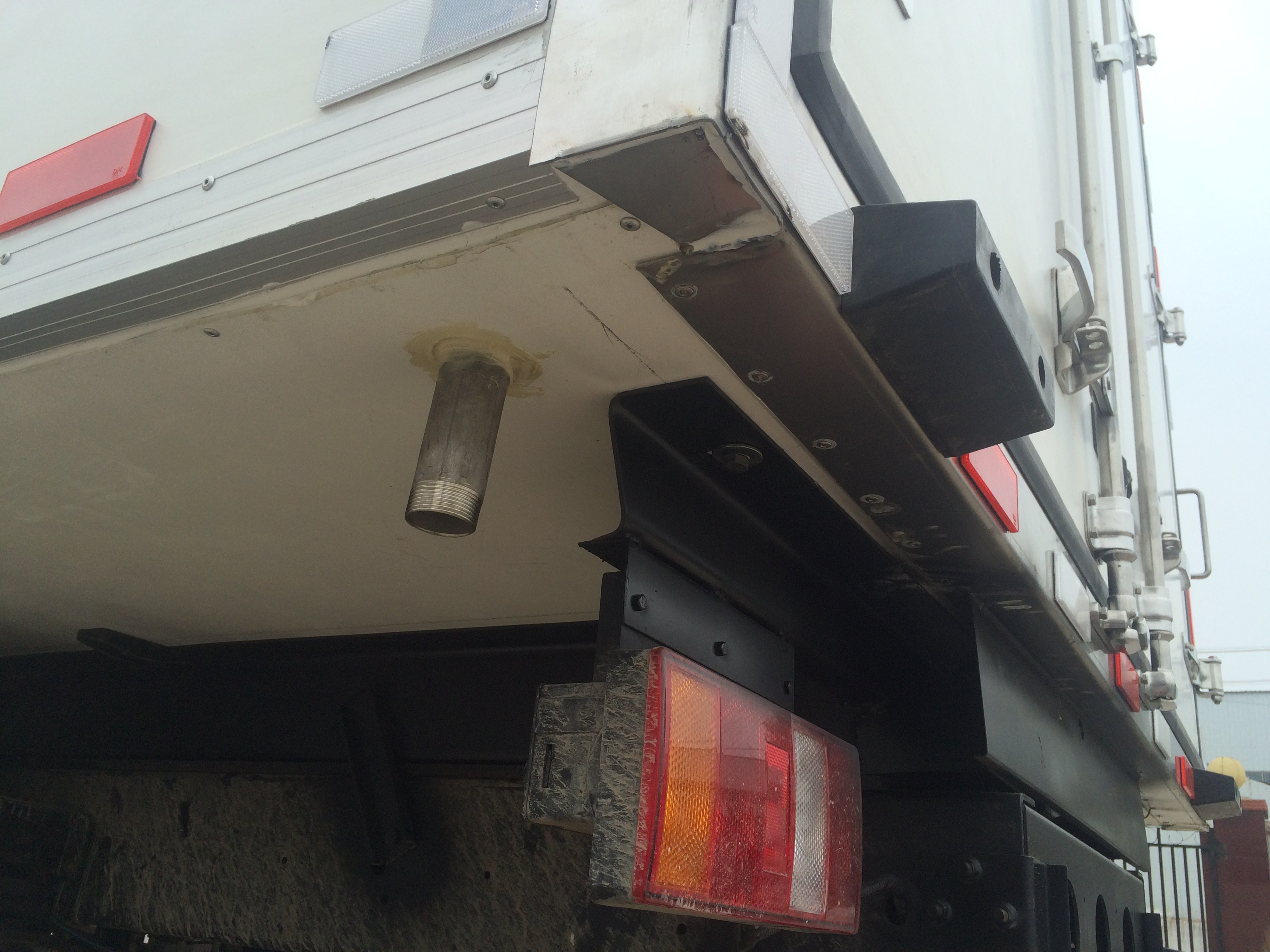 Sinotruk small Box refrigerator Van Truck 4X2 10 tons 120HP 2800mm Wheel base