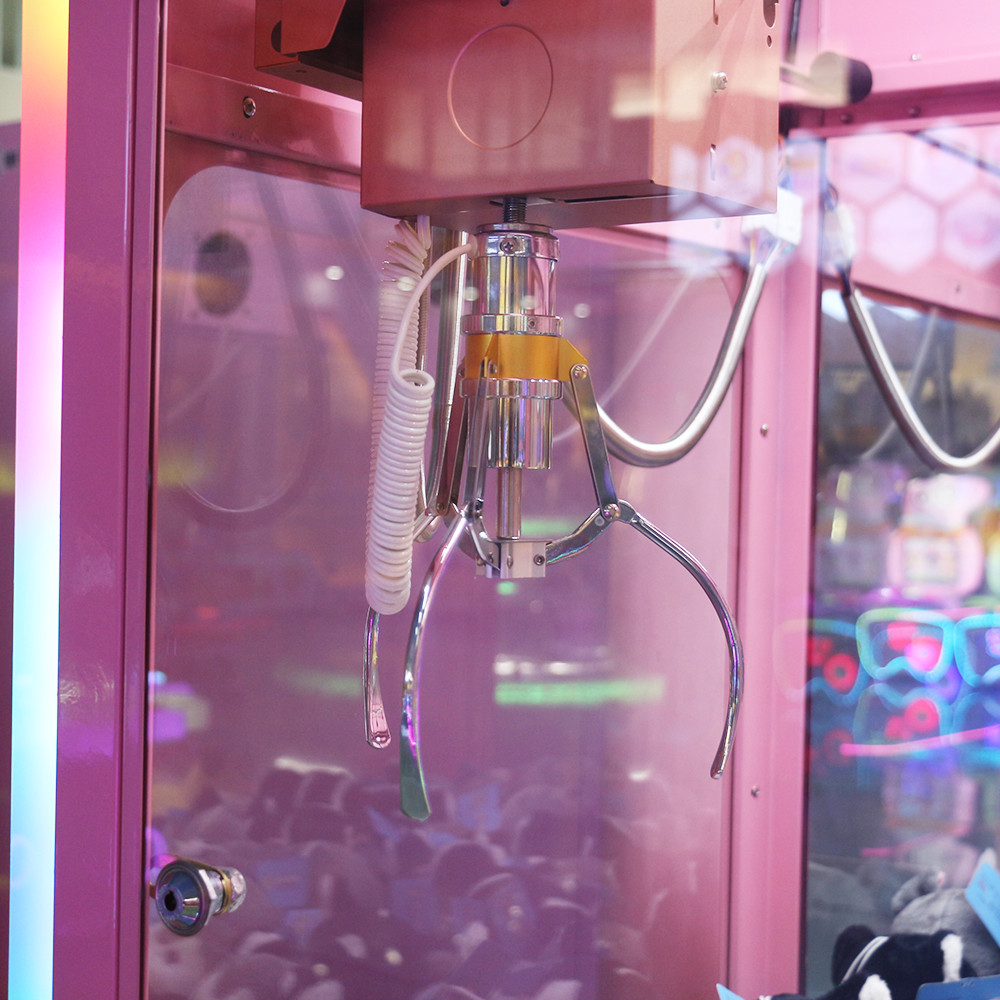 Double Claw Crane Machine Pink Arcade Prize Cabinet Type Color Customized