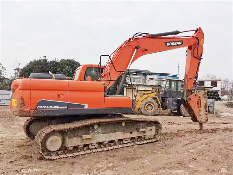 22000 KG Machine Weight Doosan DX225 Excavator with Hammer in Good Condition from Korea