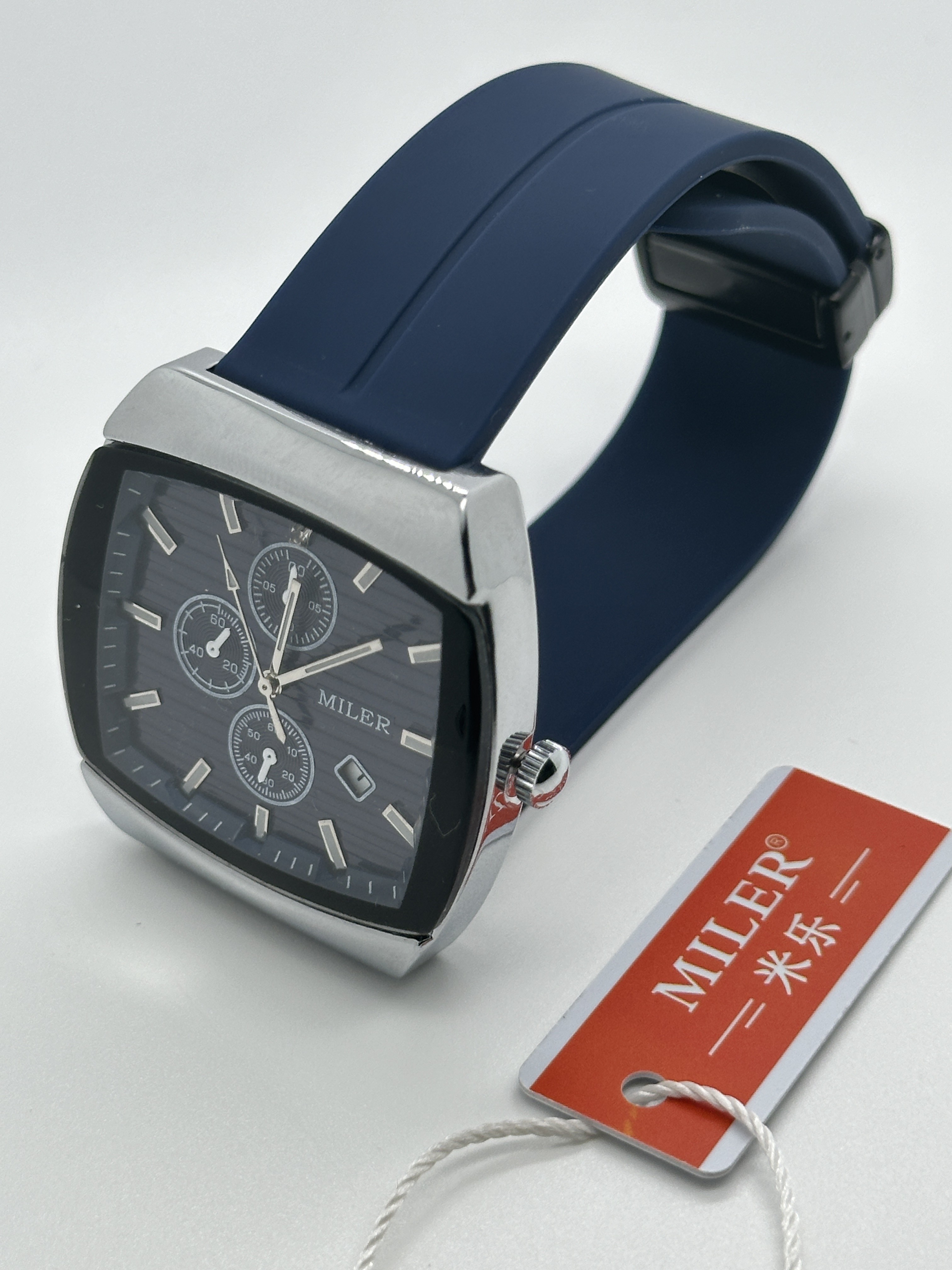 Quartz Wrist Watch with Luminous Leather Strap for Fashionable Male Professionals