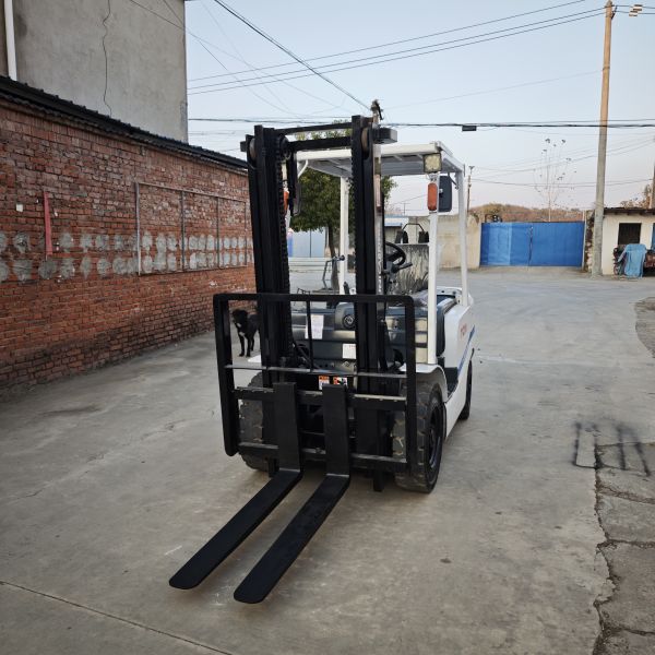 Used TCM FD30 3-ton diesel forklift operational view
