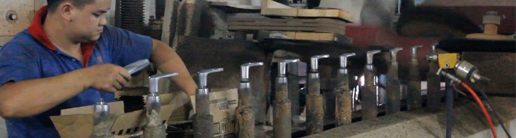 door handle polishing machine working.jpg