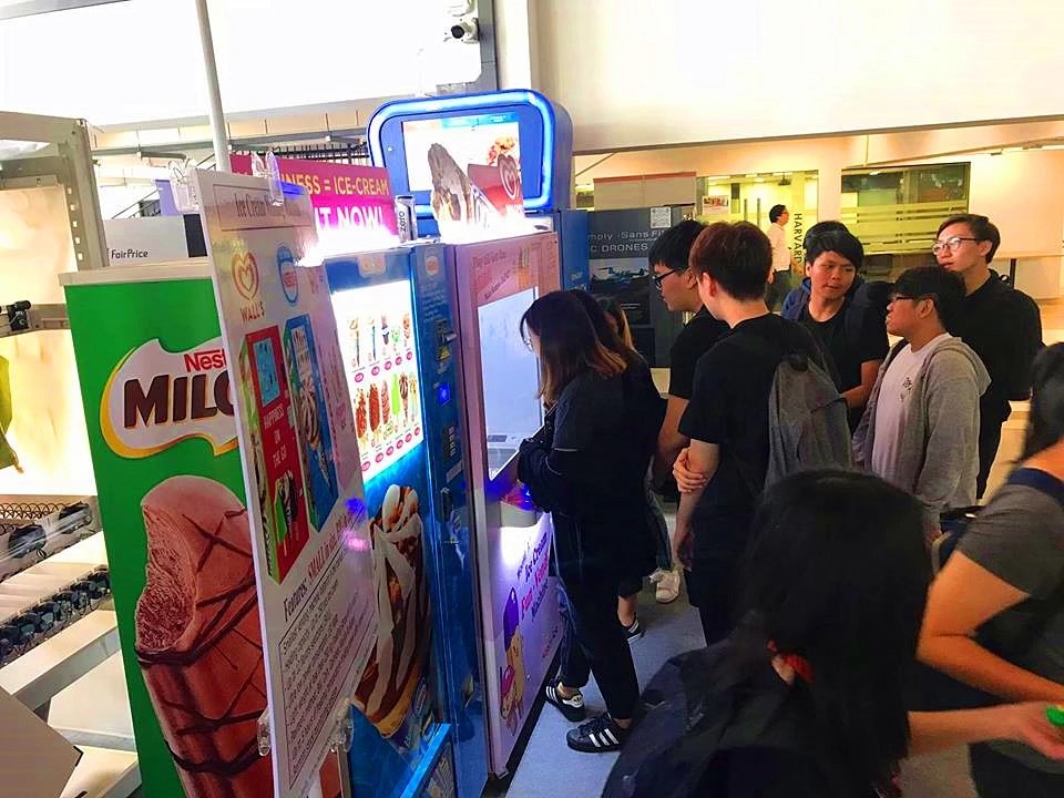 Cigarette Book Sanitary Napkin Vending Machine , Vending Toy Machine