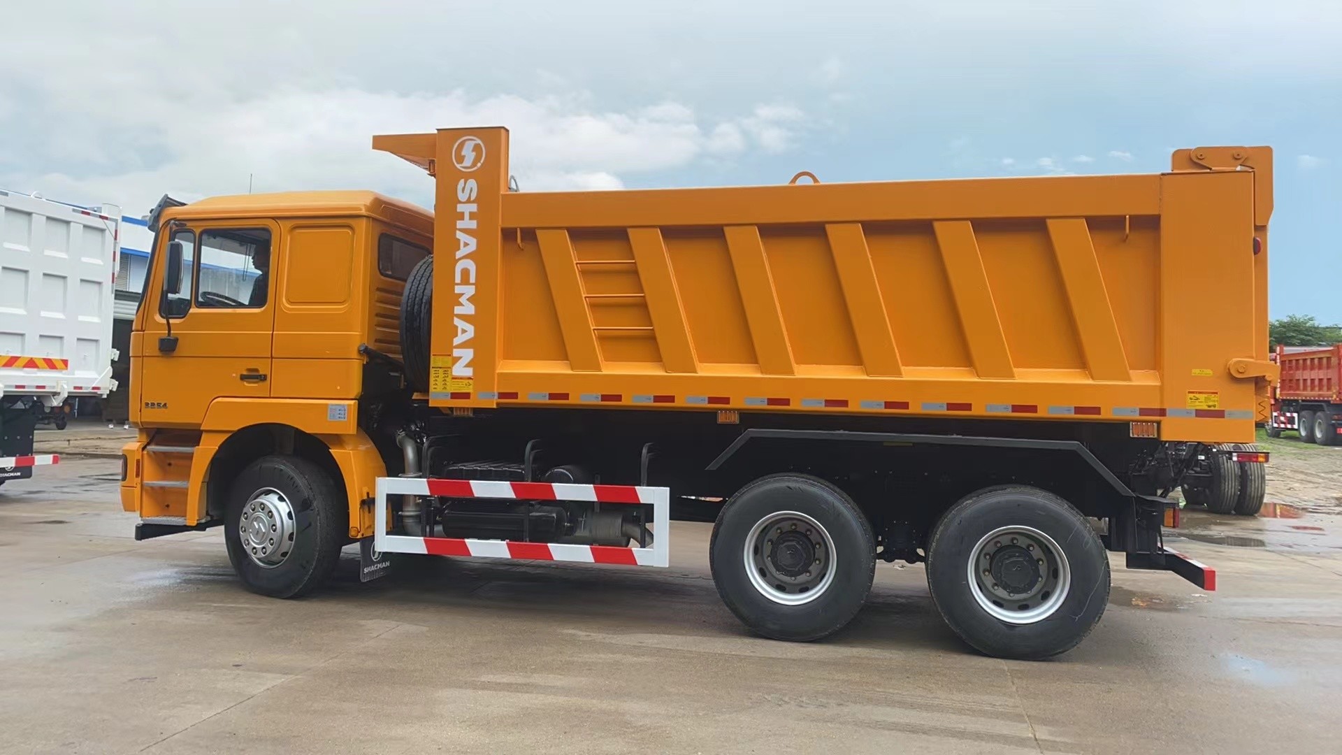 Dump Trucks 6*4 Shacman F2000 Chinese Trucks Big Bucket 290hp Diesel Engine Left Hand Drive
