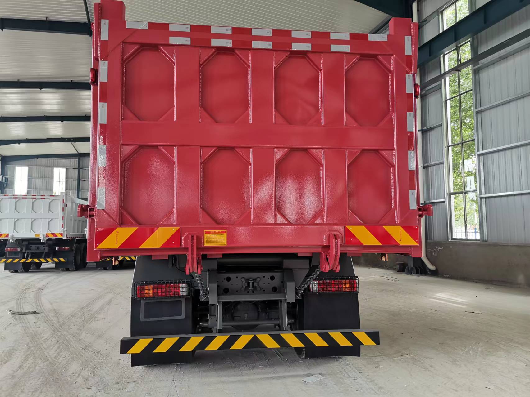 HW Gear Box SINO TRUCK HOWO 400HP 16 wheeler 8x4 Heavy-duty LHD Dump Truck Tipper Dumper