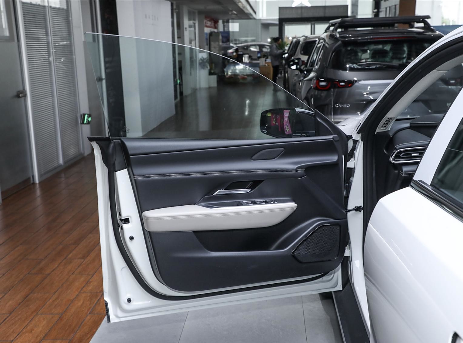 Spacious 5-Seater Electric Vehicle with 1200km Range and 160kW Power