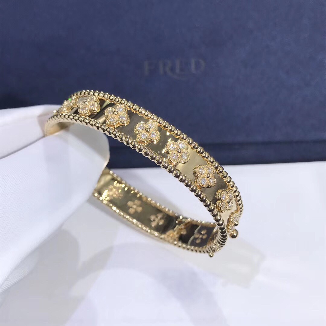 Customization Gorgeous 18k Gold Van Cleef & Arpels PerléE Clovers Bracelet Small Model