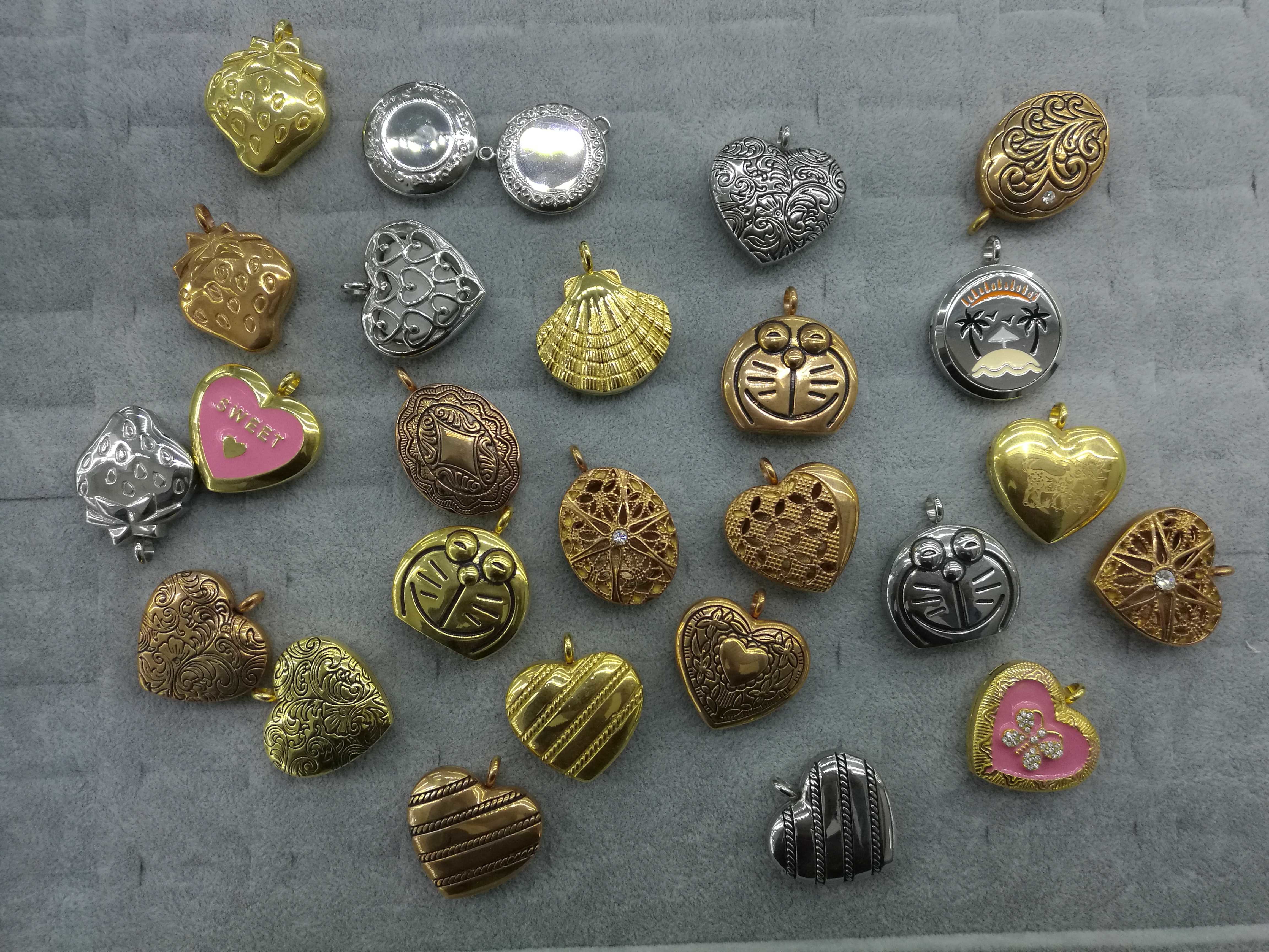 Unique Fashion 316L Stainless Steel Vintage Looking Casting Filigree and Enameling Floating Lockets,OEM Welcomed